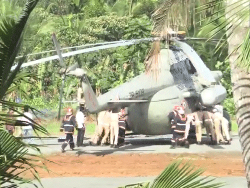 રાષ્ટ્રપતિ મુર્મુનું હેલિકોપ્ટર લેન્ડ થતાં જ ધસી પડ્યું, VIDEO:પોલીસ કર્મીઓએ લેન્ડિંગ પેડ પરથી ધક્કો મારીને બહાર કાઢ્યું, મોટી દુર્ઘટના ટળી