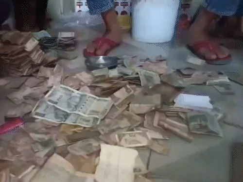 ભિખારી પાસેથી થેલામાં લાખો રૂપિયા નીકળ્યા!:વર્ષોથી રસ્તામાં બેઠી રહી હતી મહિલા; લોકોએ હટાવવાનો પ્રયાસ કર્યો તો તેની પાસેથી રોકડ મળ્યા