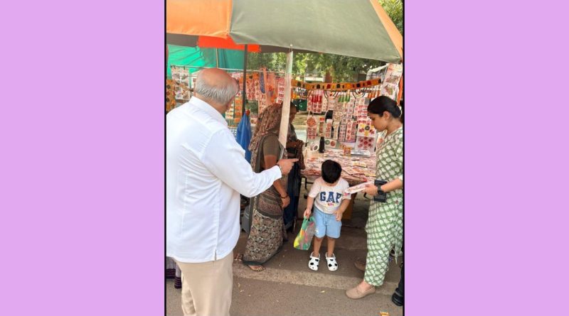 Gandhinagar : CM ભૂપેન્દ્ર પટેલ બન્યા ‘કોમન મેન’ ! દાદા-પૌત્રની જોડીએ દિવાળીની ખરીદી સાથે કરી, જુઓ Photos