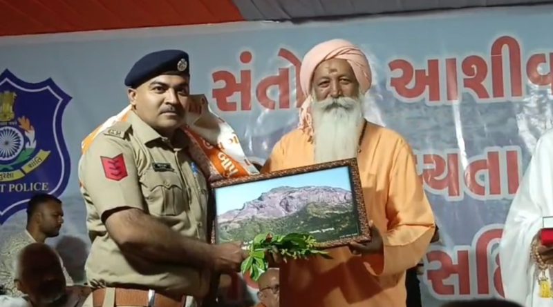 Junagadh : ગોરખનાથની મૂર્તિ તોડવાના કેસમાં સાધુ-સંતોએ પોલીસ અધિકારીઓ અને કર્મચારીનું કર્યું સન્માન,જુઓ Video