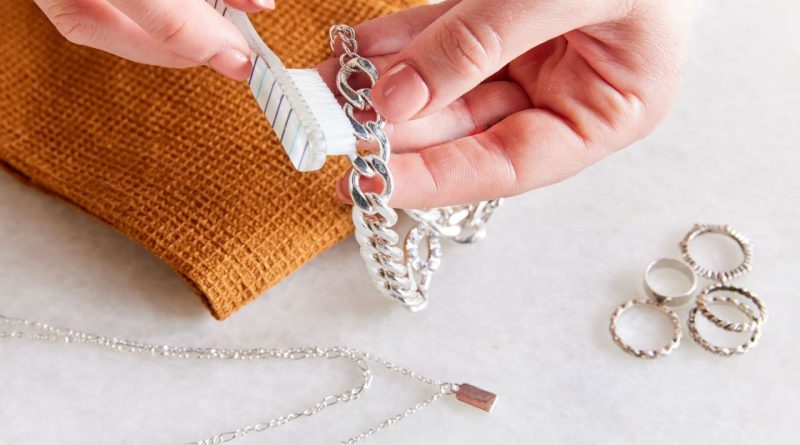 ચાંદી કેમ કાળુ પડી જાય છે? જાણો શું છે આમ થવા પાછળનું સાચું કારણ ચાંદી કેમ કાળુ પડી જાય છે? જાણો શું છે આમ થવા પાછળનું સાચું કારણ