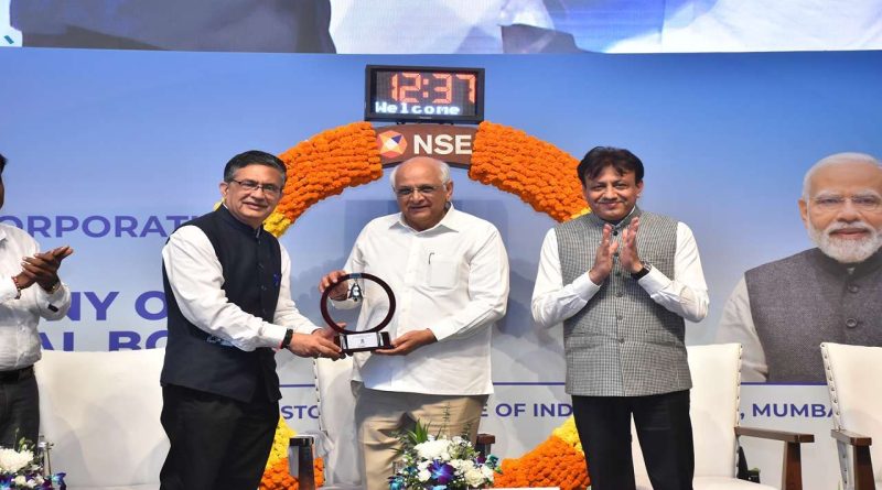 મુંબઈ નેશનલ સ્ટોક એક્સચેન્જમાં બેલ રીંગિંગ કરીને CM ભૂપેન્દ્ર પટેલે, સુરત મહાનગરપાલિકાના સર્ટિફાઇડ મ્યુનિસિપલ ગ્રીન બોન્ડનું લીસ્ટિંગ કરાવ્યું