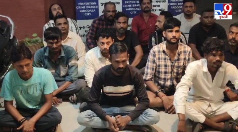 Vadodara : ગોત્રી વિસ્તારમાંથી ઝડપાયું જુગારધામ, જુગાર રમાડનાર સહિત 17ની ધરપકડ, જુઓ Video