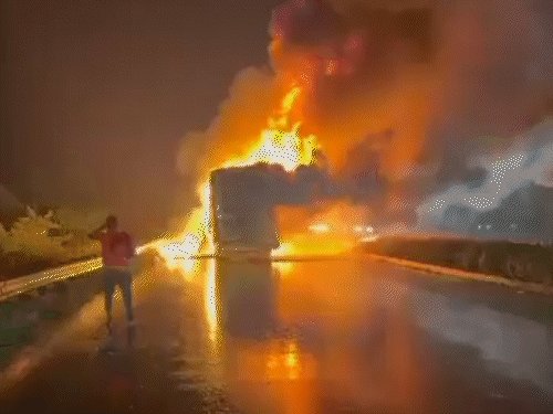 કુર્નૂલ બસ અકસ્માત: ડ્રાઇવર, ક્લીનરની ધરપકડ:દાવો: બસમાં રહેલા 234 સ્માર્ટફોન ફાટ્યા અને આગ વકરી, જે બાઇક અથડાયું હતું તેનો ચાલક પણ પીધેલો હતો