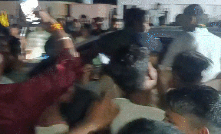 તેજસ્વીના સમર્થકોએ તેજ પ્રતાપને ખદેડ્યા, પથ્થરમારો કર્યો:મહનારમાં પ્રચાર માટે ગયા હતા; મોદી-રાહુલ સહીત આજે બિહારમાં 10 મોટી ચૂંટણી રેલીઓ