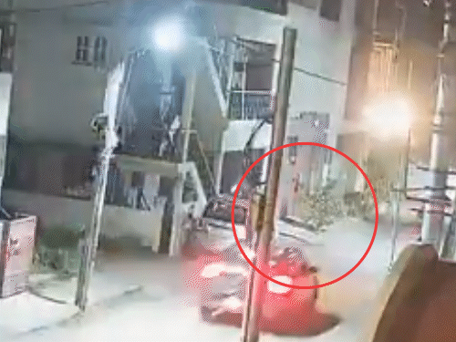 બેંગલુરુમાં કપલે કારથી ફૂડ ડિલિવરી એજન્ટને કચડ્યો, મોત:યુવકની સ્કૂટી કાર સાથે અથડાઈ હતી, 2 km સુધી પીછો કરીને ટક્કર મારી