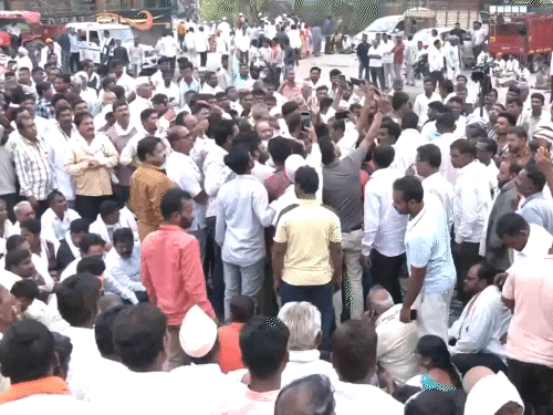 નાગપુરમાં ખેડૂતો રસ્તા પર ઉતર્યા, ટ્રેનો રોકવાની ધમકી:દેવુ માફ કરવાની માંગ સાથે પ્રદર્શન કર્યુ; નેશનલ હાઈવે જામ કર્યો