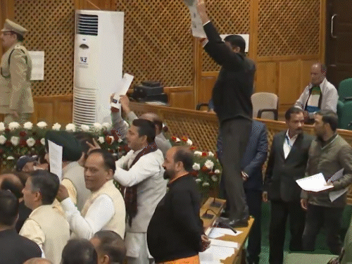 JK વિધાનસભામાં હંગામો, NC-BJP ધારાસભ્યો વચ્ચે ઝપાઝપી:પૂર અંગે ચર્ચા કરવા માગતા હતા, સ્પીકરે પરવાનગી આપી ન હતી; વિરોધ કરી રહેલા ધારાસભ્યોને માર્શલોએ બહાર કાઢ્યા