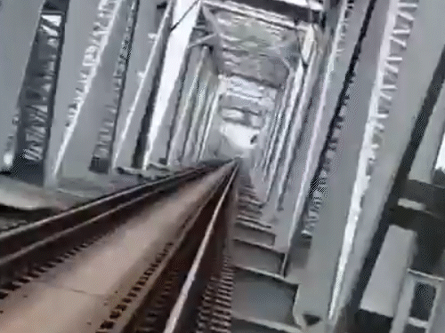 ઓડિશામાં રીલ બનાવતી વખતે ટ્રેનની અડફેટે આવતા યુવકનું મોત:વીડિયો બનાવવા માટે ટ્રેક પાસે ગયો હતો; માતા સાથે મંદિરમાં દર્શન કરીને પાછો ફરી રહ્યો હતો