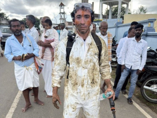 અમેરિકન યુટ્યુબર કર્ણાટકના ગોરેહબ્બામાં PPE કીટ પહેરીને પહોંચ્યો:ભારતીય યુઝર્સે વીડિઓ રિપોર્ટ કર્યો; તહેવાર લોકો ગાયના છાણની હોળી રમે છે
