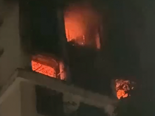 નવી મુંબઈમાં રહેણાંક બિલ્ડિંગમાં આગ:એક જ પરિવારના 4 લોકોના મોત, 6 વર્ષની બાળકી પણ સામેલ; 15 લોકોને સુરક્ષિત બહાર કાઢવામાં આવ્યા