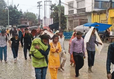 અયોધ્યામાં વરસાદ- પાણી ભરાયા,રસ્તામાં કાદવ છતા ભક્તોમાં ઉત્સાહ:તાડપત્રી ઓઢીને “જય શ્રી રામ”ના નારા લગાવતા ઉગાડા પગે ચાલી રહ્યા, 42 કિમી લાંબી પરિક્રમા, 10 લાખ લોકો પહોંચ્યા