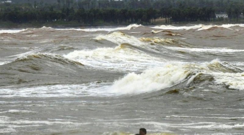 ચક્રવાત મોન્થાની અસરના 15 PHOTOS:આંધ્રપ્રદેશમાં કાર-રીક્ષા પર ઝાડ પડ્યા; ઓડિશાના સ્ટેશન પર મુસાફરોએ વિતાવી રાત