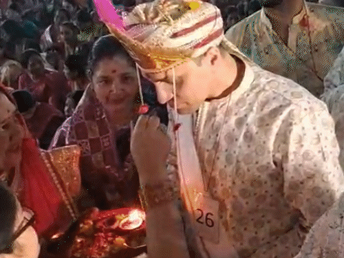 જયપુરમાં વિદેશી યુગલોએ હિન્દુ વિધિથી લગ્ન કર્યા:માંગ ભરી, 7 ફેરા ફર્યા; દુલ્હનની માતાએ વરરાજાનું નાક ખેંચીને રસમ નિભાવી