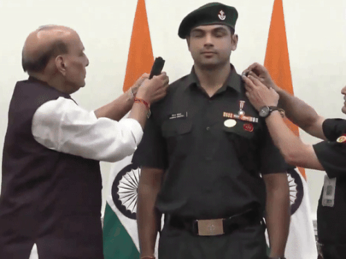 ઓલિમ્પિક ગોલ્ડ મેડલ વિજેતા નીરજ ચોપરા લેફ્ટનન્ટ કર્નલ બન્યા:સંરક્ષણ મંત્રી રાજનાથ સિંહે આ પદવી એનાયત કરી, સેના પ્રમુખ પણ હાજર રહ્યા