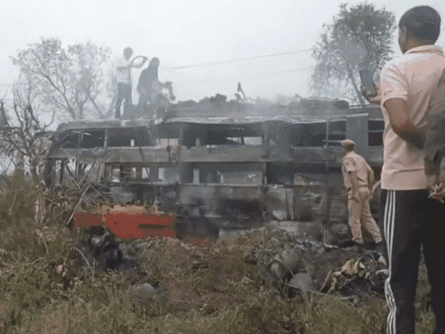 જયપુરમાં વધુ એક સ્લીપર બસ સળગી, અનેક સિલિન્ડર ફાટ્યા:હાઇટેન્શન લાઇનની ઝપેટમાં આવ્યા બાદ આગ, 3ના મોત, 10થી વધુ ઘાયલ; દેશમાં 15 દિવસમાં 5મો મોટો બસ અકસ્માત