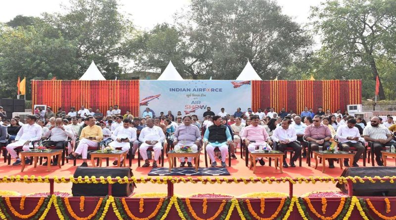 મહેસાણામાં સૌ પ્રથમવાર યોજાયો એર શો, વાયુસેનાની સૂર્યકિરણ એરોબેટિક ટીમે રજૂ કર્યા દિલધડક સ્ટંટ