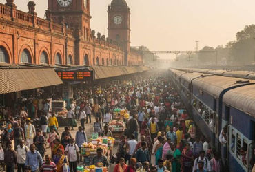 દિવાળી-છઠને કારણે દિલ્હીથી મુંબઈ સુધી ભારે ભીડ, સુરત સ્ટેશને ટ્રેનમાં જવા 2 કિ.મી. લાઈન