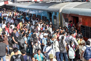 મુંબઈથી બિહાર જતી કર્મભૂમિ એક્સપ્રેસમાંથી પટકાતા બે મુસાફરના મોત, ભારે ભીડને કારણે દુર્ઘટના