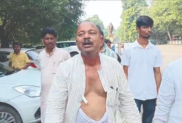 VIDEO : બિહારમાં ટિકિટ વહેંચણીમાં ગજબ ડ્રામા! લાલુ યાદવના ઘરની બહાર કપડાં ફાડીને રડવા લાગ્યા નેતા