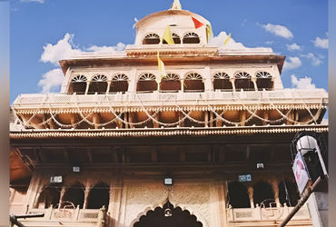 54 વર્ષ બાદ ખૂલ્યો બાંકે બિહારી મંદિરના ‘ખજાના કક્ષ’નો દરવાજો! જાણો બંધ ઓરડામાંથી શું શું મળ્યું