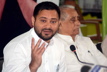 મહાગઠબંધનની ખેંચતાણ વચ્ચે લાલુ-તેજસ્વીની આરજેડીએ 143 ઉમેદવારોની યાદી જાહેર કરી મહાગઠબંધનની ખેંચતાણ વચ્ચે લાલુ-તેજસ્વીની આરજેડીએ 143 ઉમેદવારોની યાદી જાહેર કરી