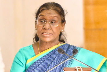 કેરળમાં રાષ્ટ્રપતિનું હેલિકોપ્ટર લેન્ડ થતાં જ હેલિપેડ ધસી પડ્યું, જવાનોએ ધક્કો મારી બહાર કાઢ્યું