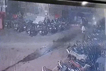 VIDEO : MPમાં દારૂડિયા સ્કૂલ વાન ડ્રાઈવરે ભયાનક અકસ્માત સર્જ્યો, 2 કાર, 20 બાઈકોને અડફેડે લીધી, અનેકને ઈજા