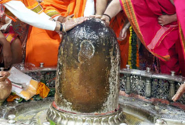 ઉજ્જૈન મહાકાલેશ્વર મંદિરના ગર્ભગૃહમાં જ બાખડ્યા મહંત અને પૂજારી, એકબીજા પર લગાવ્યા ગંભીર આરોપ