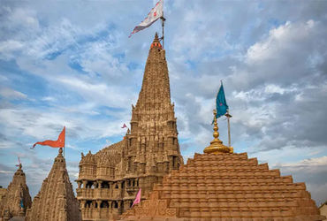 દ્વારકામાં ભારે ભીડ વચ્ચે દુર્ઘટના: હંગામી ધોરણે બનાવાયેલો ગેટ તૂટી પડ્યો, સદનસીબ જાનહાનિ ટળી