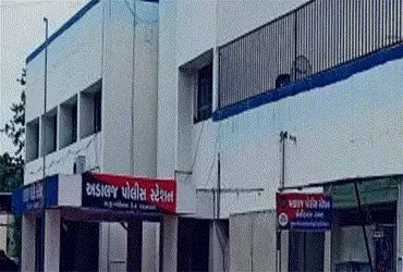 ટ્રકમાં સુતેલા ડ્રાઇવરના ખિસ્સામાંથી ગઠિયો રોકડા ૪૩ હજાર સેરવી ગયો