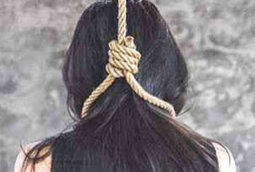 શંકાશીલ પતિના ત્રાસથી વટવામાં પત્નીનો ફાંસો ખાઇ આપધાત