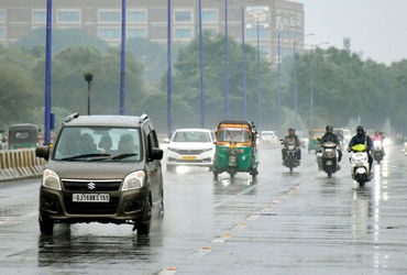 અમદાવાદમાં મોડી રાતથી વરસાદી માહોલ: ગુજરાતનાં મોટા ભાગના જિલ્લામાં ભારેથી અતિભારે વરસાદની આગાહી