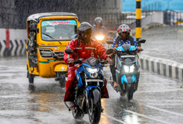 મોનથા વાવાઝોડાએ રૌદ્ર રૂપ ધારણ કર્યું, 100 કિમીની ઝડપે ફૂંકાશે પવન, રેડ ઍલર્ટ જાહેર