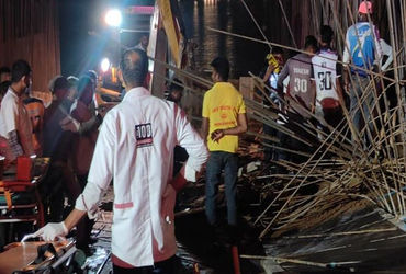 નર્મદા ઘાટ દુર્ઘટના: 3 શ્રમિકોના મોત મામલે એજન્સી અને કોન્ટ્રાક્ટર સામે ગુનો નોંધાયો