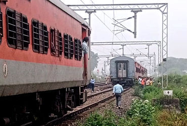 ચિત્રકૂટમાં મોટી દુર્ઘટના ટળી, મુંબઈ-ભાગલપુર એક્સપ્રેસ બે ભાગમાં વહેંચાઈ, મુસાફરોમાં અફરાતફરી