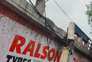 એલ.જી.હોસ્પિટલ પાસે આવેલા ઝઘડા બ્રિજ ઉપર રેલીંગનો ભાગ તોડી વાહન ચાલક ફરાર