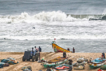 આજે આંધ્ર પ્રદેશના દરિયાકાંઠે ટકરાશે મોનથા વાવાઝોડું: શાળાઓ બંધ, ટ્રેન-ફ્લાઈટ્સ રદ, મોટા પાયે સ્થળાંતર શરૂ