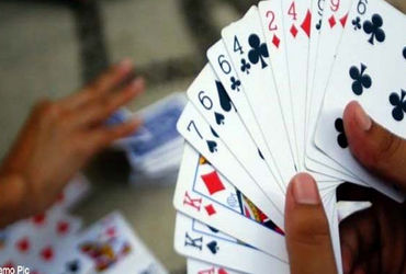 જામનગરના સોહમનગર વિસ્તારમાં જાહેરમાં ગંજીપાના વડે જુગાર રમી રહેલી ચાર મહિલાઓ પકડાઈ