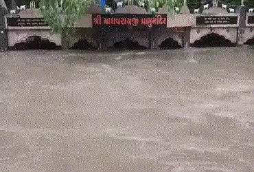 ગીર-સોમનાથમાં અનરાધારઃ સરસ્વતી નદી બે કાંઠે વહેતી થઈ, માધવરાય ભગવાનનું મંદિર જળમગ્ન