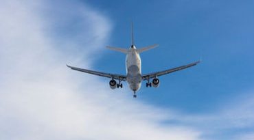 ભારતીય યુવકે વિમાનમાં બે મુસાફરો પર ચમચીથી કર્યો હુમલો, બોસ્ટન એરપોર્ટ પર ફ્લાઈટનું ઈમરજન્સી લેન્ડિંગ