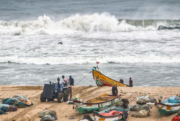 આંધ્ર પ્રદેશથી પસાર થયું મોનથા વાવાઝોડું: 110 કિમીની ઝડપે પવન સાથે ભારે વરસાદ, વૃક્ષો-વીજપોલ ધરાશાયી, એકનું મોત