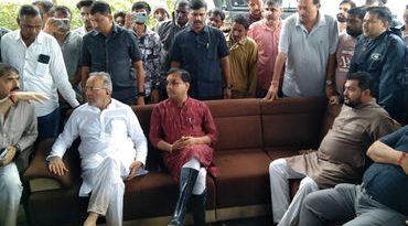 ગુજરાતનાં મંત્રીને ખેડૂતોની વેદના નહીં દેખાડામાં રસ! પ્રદ્યુમન વાજા ગમબૂટ પહેરી અસરગ્રસ્તોને મળ્યા