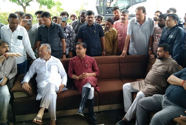 ગુજરાતનાં મંત્રીને ખેડૂતોની વેદના નહીં દેખાડામાં રસ! પ્રદ્યુમન વાજા ગમબૂટ પહેરી અસરગ્રસ્તોને મળ્યા