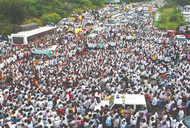 VIDEO : સરકાર શરત વગર ખેડૂતોનું દેવું માફ કરે… મહારાષ્ટ્રના નાગપુરમાં ખેડૂતોનું ઉગ્ર આંદોલન, હાઈવે ચક્કાજામ