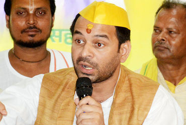 બિહાર ચૂંટણી પ્રચારમાં ઘર્ષણ: RJD સમર્થકોનો તેજ પ્રતાપ યાદવના કાફલા પર પથ્થરમારો