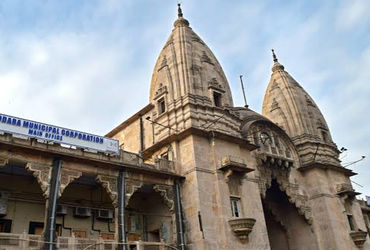 વીજ થાંભલાઓ પર ગેરકાયદે કેબલો નાખવા મુદ્દે વડોદરા કોર્પોરેશનની ચેતવણી