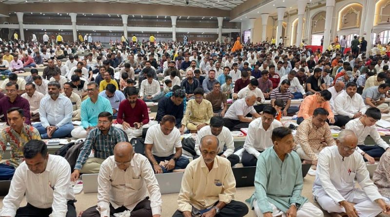 સામૂહિક ચોપડા પૂજન, લેપટોપની પૂજા કરાઈ, 2,500 વેપારીઓ જોડાયા