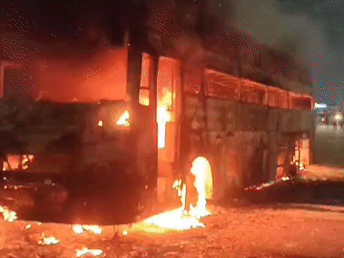 લખનઉમાં એક્સપ્રેસ વે પર AC બસમાં ભીષણ આગ:90kmphની સ્પીડે ટાયર ફાટ્યું; દિલ્હીથી ગોંડા જઈ રહેલા 70 મુસાફરો માંડ-માંડ બચ્યા