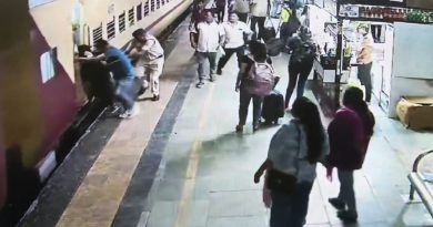 Anand : પોલીસકર્મી બન્યો દેવદૂત! રેલવે અને પ્લેટફોર્મ વચ્ચે ફસાયેલી મહિલાને બચાવી, ઘટનાના CCTV આવ્યા સામે, જુઓ Video